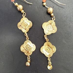 *Sale* Gold tone dangling earrings